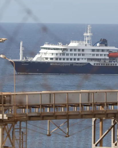 El buque MV Hondius navegando en aguas internacionales. El brote de hantavirus detectado a bordo ha reabierto el debate en España sobre las carencias legislativas para gestionar cuarentenas obligatorias y la coordinación competencial en emergencias sanitarias. (Foto: Archivo/Contexto)