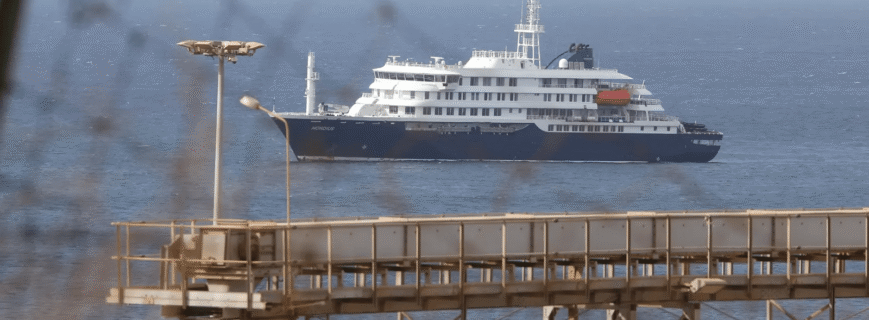 El buque MV Hondius navegando en aguas internacionales. El brote de hantavirus detectado a bordo ha reabierto el debate en España sobre las carencias legislativas para gestionar cuarentenas obligatorias y la coordinación competencial en emergencias sanitarias. (Foto: Archivo/Contexto)