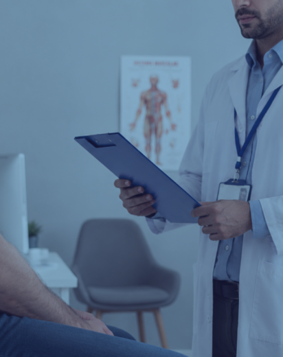 Doctor revisando documentación médica frente a un paciente durante una consulta clínica, en un contexto relacionado con el consentimiento informado y la responsabilidad sanitaria.