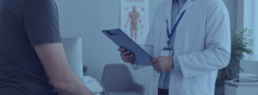 Doctor revisando documentación médica frente a un paciente durante una consulta clínica, en un contexto relacionado con el consentimiento informado y la responsabilidad sanitaria.