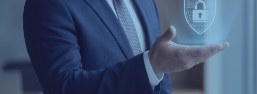 Figura de profesional en traje sosteniendo un escudo de protección de datos, ilustrando el conflicto de intereses del Delegado de Protección de Datos